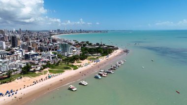 Joao Pessoa Paraiba Brezilya 'daki sahil manzarası. Bereketli bir tropikal sahil manzarasının nefes kesici görüntüsü. Şehir merkezindeki İş Gökyüzü Arkaplanı. Şehir Merkezi Panoramik Şirketi.