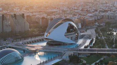 Valencia İspanya 'daki Sunset Sanat Sarayı. Şehrin canlı semtindeki ünlü binanın kuş bakışı görüntüsü. Şehir Gökyüzü Arkaplan Aydınlatma Şehir Binası. Panoramik Şehir 'in dışı. Valencia İspanya.