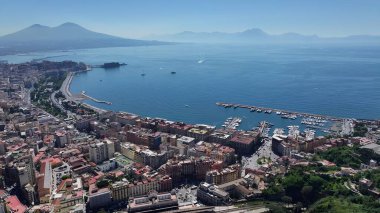 Napoli 'nin silueti Napoli Campania İtalya' da. Kristal berrak sularla sersemletici sahilin havadan görünüşü. Şehir merkezindeki İş Gökyüzü Arkaplanı. Şehir merkezindeki panoramik işleri. Napoli Campania.