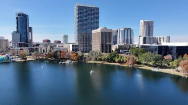 Orlando Florida 'daki Eola Parkı. Yüksek katlı binaların ve şehir yaşamını gösteren trafik gösterilerinin havadan görüntüsü. İş Bulutları Gökyüzü Şehir Merkezi. Özgeçmişleri meşhurdur. Orlando Florida.