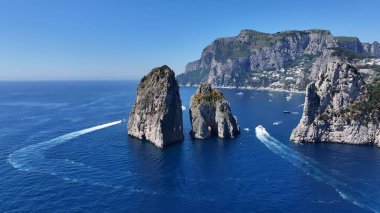 İtalya Capri Napoli 'deki Faraglioni Adası. Turkuaz Okyanus Dalgaları Tropik Sahile Yavaşça Çarpıyor. Sahil Gökyüzü Sahil Kıyısı Yaz Zamanı. Seaside Beach Panoramik. Capri Napoli.