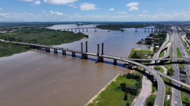 Porto Alegre 'deki Kablo Köprüsü Rio Grande Do Sul Brezilya. Otobanda yoğun trafiğin nefes kesici hava manzarası var. Metropolitan Peyzaj Ticari Binası Çarpıcı. Metropolitan Atılgan Kasabası.