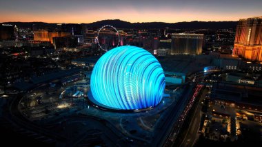 Las Vegas Nevada 'da Sunset Sphere. Las Vegas Skyline Modern Mimari ve Festivalsel Sahne Gösteriyor. Şehir Bulutları Yapısı Gökyüzü Aydınlanma Şehri. Kasaba Açık Hava. Las Vegas Nevada.