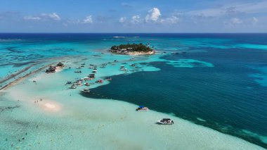 San Andres Akvaryumu, Karayip Adası Kolombiya. Turistler Karayip Denizi 'nde güneşli bir günün tadını çıkarıyorlar. Sahil Gökyüzü Sahil Kıyısı Yaz Zamanı. Deniz kenarındaki panoramik. San Andres Karayip Adası.
