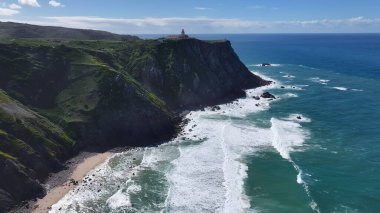 Lizbon 'un Sintra bölgesindeki Roca Burnu. Büyüleyici Tropikal Sahne Sahnesi Yukarıdan Görünüyor. Terkedilmiş Peyzaj Eğlencesi Güzelliği. Terk edilmiş rıhtım kıyısı. Lizbon Sintra Bölgesi.