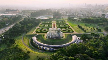 Curitiba Parana Brezilya 'da Sunset Botanik Bahçesi. Şehrin ünlü eğlence parkının nefes kesici hava manzarası. Şehir Gökyüzü Bulutları Aydınlatma Şehri. Kasaba Aydınlanması. Curitiba Parana.