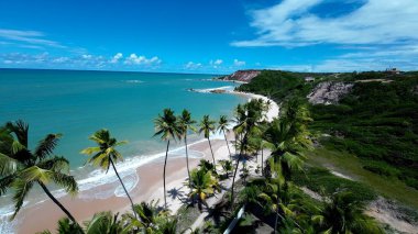 Tambaba Sahili, Conde Paraiba Brezilya. Büyüleyici Tropikal Sahne Sahnesi Yukarıdan Görünüyor. Shore Clouds Plaj Denizi. Shore Panning Wide 'da. Conde Paraiba.
