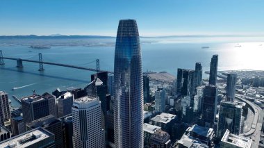 San Francisco 'daki Satış Gücü Kulesi, Birleşik Devletler. Highrise Binası şehir merkezinin siluetine hükmediyor. Metropolitan Peyzaj Ticari Binası Çarpıcı.