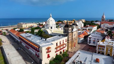 Kartagena 'daki Ortaçağ Binası Bolivar Kolombiya. Yukardan bakıldığında hareketli bir şehirde ortaçağ binası. Metropol Manzarası Panoramik Şehir Manzarası Güzel. Kentsel Panoramik Şehir Görünümü.