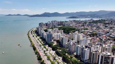 Florianopolis Santa Catarina Brezilya 'nın kuzey kıyı şeridi. Meşhur bir yoldaki araçların güçlü manzarası. Metropolitan Skyline Binaları Güzel. Bina Mimarlığı Şirketi.
