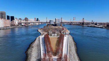 New York, Manhattan 'daki Franklin Roosevelt Eyalet Parkı. Yeşillik ağaçlarıyla çevrili yeşil alanın havadan görünüşü. Şehir Gökyüzü Arkaplanı Kentsel. Şehir merkezinin yukarısında..