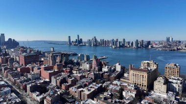 New York Skyline Manhattan 'da New York Birleşik Devletlerinde. Kuşlar, sokaklar ve binalarla çarpıcı şehir manzarasına bakıyor. Şehir Gökyüzü Bulutları Şehir Arkaplanı. Şehir merkezinde Geniş Arkaplan.