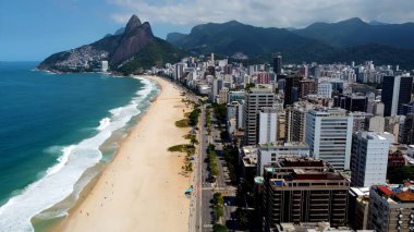Rio de Janeiro Brezilya 'daki Ipanema Plajı. Kristal berrak sularla sersemletici sahilin havadan görünüşü. Shore Clouds Plaj Denizi. Shore Panning Wide 'da. Rio de Janeiro Brezilya.