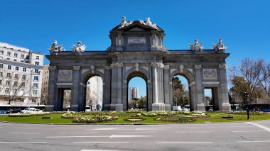 Madrid 'deki Alcala Kapısı. Highway Road 'un göz kamaştırıcı manzarası yukarıdan görünüyor. İş Bulutları Gökyüzü Şehir Merkezi. İş dünyası geniş çaplı. Madrid İspanya.