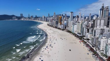 Camboriu Santa Catarina Brezilya 'daki sahil manzarası. Yaz tatilinde harika bir sahil manzarası olan kuş bakışı. Kıyı Bulutları Gökyüzü Sahil Denizi. Deniz kenarındaki panoramik. Camboriu Santa Catarina.