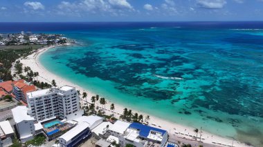 San Andres Providencia 'daki Spratt Bight Plajı. Santa Catalina Kolombiya. Büyüleyici Tropikal Sahne Sahnesi Yukarıdan Görünüyor. Cennet Skyline Idyllic göz kamaştırıcı. Cennet Rıhtımı Kıyısı.