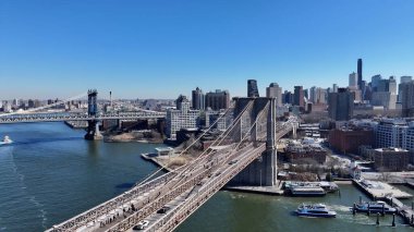 Manhattan 'daki Brooklyn Köprüsü New York Birleşik Devletleri. Karşıdan karşıya geçen arabalarla süspansiyon köprüsünün kuşbakışı görüntüsü. İş Bulutları Gökyüzü Şehir Merkezi. Özgeçmişleri meşhurdur. Manhattan New York.
