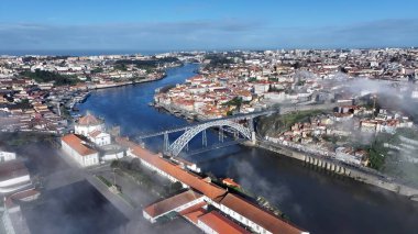 Porto Portekiz 'deki I. Luis Köprüsü. Yukarıdan bakıldığında şehrin yükseltilmiş yol köprüsü sembolü. Şehir Gökyüzü Bulutları Şehir Arkaplanı. Şehir merkezinde geniş bir altyapı var. Porto Portekiz.