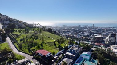 Cape Town 'daki şehir merkezi Güney Afrika Burnu. Yüksek binaları ve trafiği olan hareketli bir şehrin havadan görünüşü. Şehir merkezinde Gökyüzü Bulutları. Şehir merkezinin dışında. Ünlü..