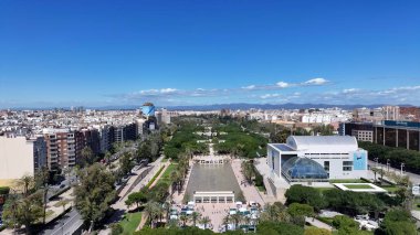 Valencia Valence Community İspanya 'da Valencia Skyline. İnsansız hava aracı, etrafı gür ağaçlarla çevrili kaldırımlı bir bahçe yakalıyor. Metropolitan Peyzaj Ticari Binası Çarpıcı.