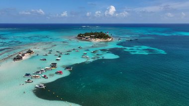 San Andres Akvaryumu San Andres Providencia Y Santa Catalina Kolombiya. Bereketli bir tropikal sahil manzarasının nefes kesici görüntüsü. Shore Sky Clouds Plaj Denizi. Uluslararası Plaj Panoraması.
