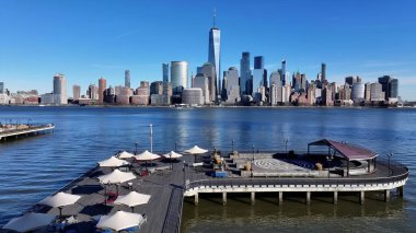 New York Skyline Manhattan 'da New York Birleşik Devletlerinde. Gökdelenleri Şehir Merkezi Şehir Yaşamını Yansıtıyor. İnşaat Manzarası Panoramik Şehir Görünümü Meşgul. Panoramik Şehir Görünümü.