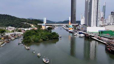Camboriu 'daki Camboriu Skyline, Santa Catarina Brezilya. Kuşların gözü çarpıcı Karanlık Nehir ve Orman Ağaçları 'nı görüyor. Şehir merkezindeki iş dünyası. İş geçmişleri ünlüdür. Camboriu Santa Catarina.