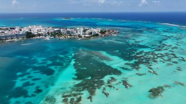 San Andres Adası, Karayip Adası Kolombiya. Yaz tatilinde harika bir sahil manzarası olan kuş bakışı. Terk edilmiş Skyline Sezon Arzusu. Sezon Rıhtım Kıyısı.