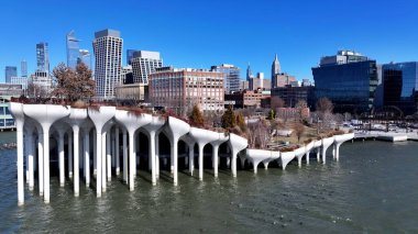 Manhattan, New York 'taki 57. iskele. Yüksek binaları ve trafiği olan hareketli bir şehrin havadan görünüşü. İş Bulutları Gökyüzü Şehir Merkezi. İş dünyası geniş çaplı. Manhattan New York.
