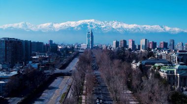 Santiago Metropolitan Bölgesi, Şili 'de Santiago Skyline. Kuşlar, sokaklar ve binalarla çarpıcı şehir manzarasına bakıyor. Metropolitan Skyline Binaları Güzel. Bina Mimarlığı Şirketi.