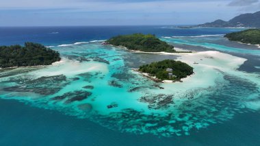 Mahe Adası 'ndaki Saint Anne Adası Victoria Seyşeller. Büyüleyici Tropikal Sahne Sahnesi Yukarıdan Görünüyor. Horizon Sahili Denizi kıyısında. Deniz kenarı seyahati. Mahe Adası Victoria.