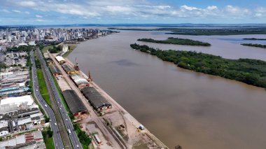 Porto Alegre Skyline In Porto Alegre Rio Grande Do Sul Brazil. Highway Road 'un göz kamaştırıcı manzarası yukarıdan görünüyor. Altyapı Skyline Panoramic City View Awesome. Altyapı Şehir Manzarası.