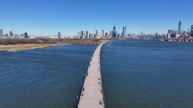 Jersey City, New Jersey 'deki Liberty State Park. Kuşların gözü çarpıcı Karanlık Nehir ve Orman Ağaçları 'nı görüyor. Şehir merkezinde Gökyüzü Bulutları. Şehir merkezinin dışında. Ünlü..
