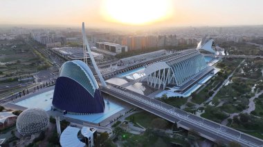 Valencia İspanya 'daki Bilim Müzesi. Şehir Skyline Modern ve Geleneksel Mimariyi Gösteriyor. Günbatımı Bulutları Şehir Merkezi Şehir Merkezi. Şehir merkezinde Sunset Exterior. Valencia İspanya.