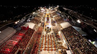Sao Paulo Brezilya 'daki Samba Geçidi. Sambadrome 'un ünlü karnaval manzarası yukarıdan görünüyor. Şehir merkezindeki Gece Yolu. Gece Panoraması. Dünyanın şehirleri. Sao Paulo Brezilya.