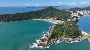 Bombinhas Santa Catarina Brezilya 'daki Retiro Dos Padres Plajı. Büyüleyici Tropikal Sahne Sahnesi Yukarıdan Görünüyor. Cennet Skyline Idyllic göz kamaştırıcı. Cennet Rıhtımı Kıyısı.