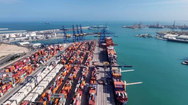 Valencia Limanı, İspanya. Kargo gemisi arka planda City Skyline olan limana giriyor. Şehir merkezindeki iş dünyası. İş geçmişleri ünlüdür. Valencia İspanya.