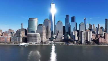 New York 'un merkezinde, Manhattan' da, New York 'ta. Şehir merkezinin modern binalarla dolup taşması. Şehir merkezinde Gökyüzü Bulutları. Şehir merkezinin dışında. Ünlü. Manhattan New York.