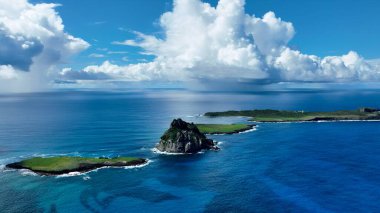 Fernando De Noronha Pernambuco Brezilya 'da yaz adası. Kristal berrak sularla sersemletici sahilin havadan görünüşü. Horizon Sahili Denizi kıyısında. Deniz kenarı seyahati. Fernando de Noronha Pernambuco.
