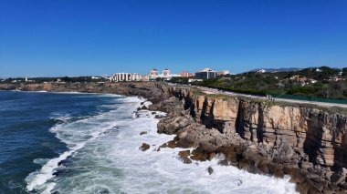 Lizbon 'un Cascais bölgesindeki Cascais Skyline. Turkuaz Okyanus Dalgaları Tropik Sahile Yavaşça Çarpıyor. Terkedilmiş Peyzaj Eğlencesi Güzelliği. Terkedilmiş Rıhtım Kıyısı.