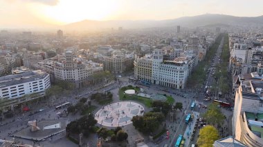 Katalonya İspanya Katalonya Topluluğu 'ndaki Katalonya Meydanı. Şehir merkezinin modern binalarla dolup taşması. Şehir merkezinde Günbatımı Gökyüzü Bulutları. Yukarıda Günbatımı Açık Hava.