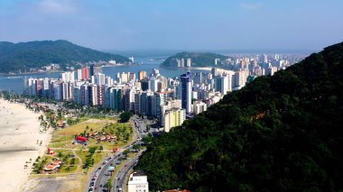 Sao Vicente Sao Paulo Brezilya 'daki Sao Vicente Skyline. Yüksek binaları ve trafiği olan hareketli bir şehrin havadan görünüşü. Endüstriyel Peyzaj Ticari Binası Güzel.