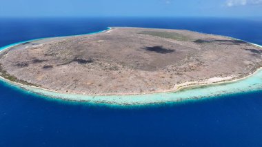 Klein Bonaire Kralendijk Bonaire Hollanda Antilleri 'nde. Turkuaz Su Karayiplerdeki Tropikal Plajı Okşar. Kıyı Bulutları Gökyüzü Sahil Denizi. Deniz kenarındaki panoramik. Kralendijk Bonaire.