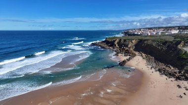 Sintra Lizbon Bölgesi Portekiz 'deki büyük sahil. Kristal berrak sularla sersemletici sahilin havadan görünüşü. Shore Clouds Plaj Denizi. Shore Panning Wide 'da. Sintra Lizbon Bölgesi.