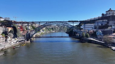 Porto Portekiz 'deki I. Luis Köprüsü. Şehir merkezindeki çarpıcı tren istasyonu. Şehir merkezi manzarası. Şehir Gökyüzü Bulutları Şehir Arkaplanı. Şehir merkezinde geniş bir altyapı var. Porto Portekiz.