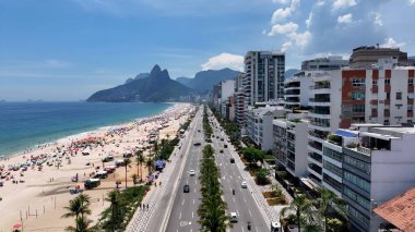 Rio de Janeiro Brezilya 'daki Ipanema Plajı. Turkuaz Okyanus Dalgaları Tropik Sahile Yavaşça Çarpıyor. Sahil Gökyüzü Sahil Kıyısı Yaz Zamanı. Deniz kenarındaki panoramik. Rio de Janeiro Brezilya.