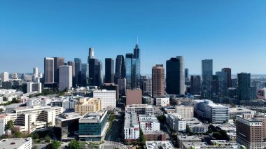 Los Angeles 'taki kule ofisleri, Kaliforniya Birleşik Devletleri. Şehir merkezinin modern binalarla dolup taşması. İş Bulutları Gökyüzü Şehir Merkezi. Özgeçmişleri meşhurdur. Los Angeles California.