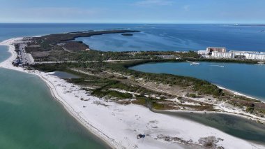 Clearwater Florida 'daki Balayı Adası Eyalet Parkı. Bereketli bir tropikal sahil manzarasının nefes kesici görüntüsü. Horizon Sahili Denizi kıyısında. Açık Sahil Panoramik. Clearwater Florida.