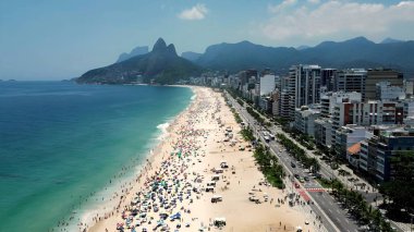 Rio de Janeiro Rio de Janeiro Brezilya 'daki Ipanema Plajı. Kristal berrak sularla sersemletici sahilin havadan görünüşü. Shore Clouds Plaj Denizi. Sahil Sahili Sahili Kıyı Hattı.
