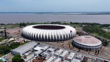 Porto Alegre Rio Grande Do Sul Brezilya 'daki Beira Rio Stadyumu. Şehrin modern mimarisi olan futbol stadyumunun havadan görünüşü. Metropolitan Skyline Binaları Güzel.